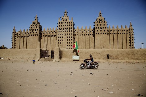 Replastering The World's Largest Mud-Brick Building In Defiance Of Militants