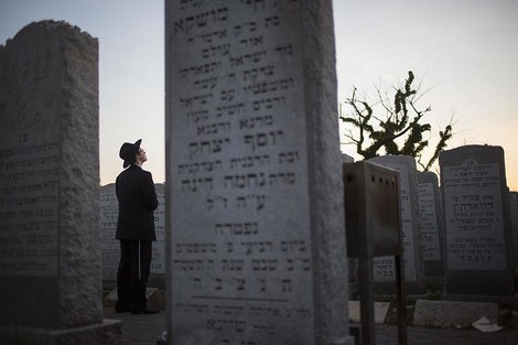 How Muslims Made A Successful Fundraising Campaign For A Vandalised Jewish Cemetery